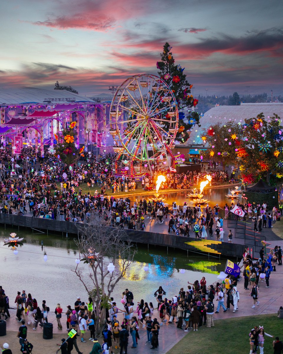 BeyondWland's tweet photo. A sky full of wonder and endless adventure! 🎡 🫧 #Beyond2025 https://t.co/jE9qnYHWWg