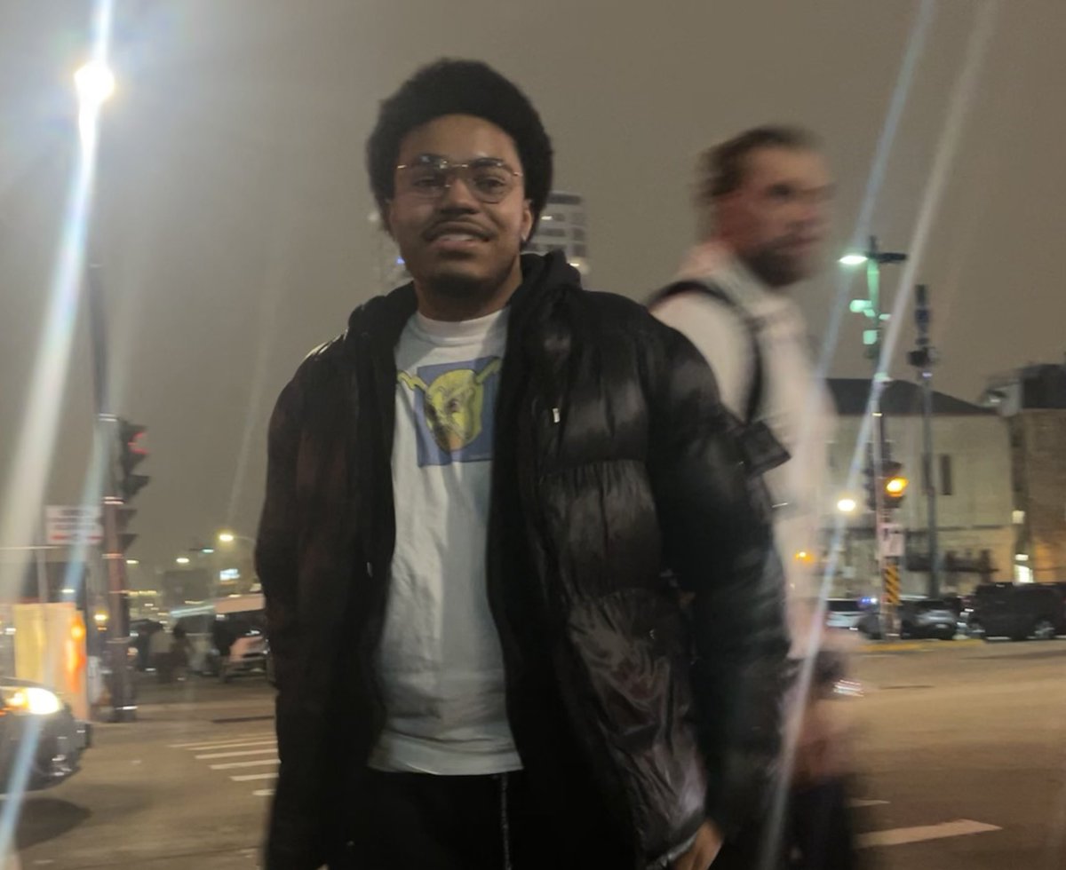 Accidentally got a pic with bro I swear to god I ain’t know he was behind me 😭