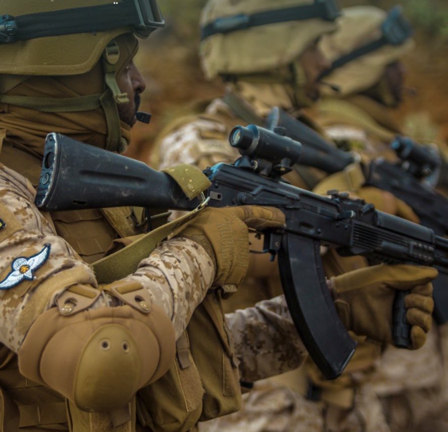 SMmiliitary's tweet image. جنودنا  الأبطال الأوفياء ، مبارك عليكم عيد الفطر
المبارك حيث تُكملون 10 سنوات من الوقوف على
ثغور وطننا الغالي، تدافعون عنه بكل شجاعة عالية
في الحد الجنوبي وبالداخل اليمني. 🇸🇦

كل عام و انتم بخير يا ابطال.