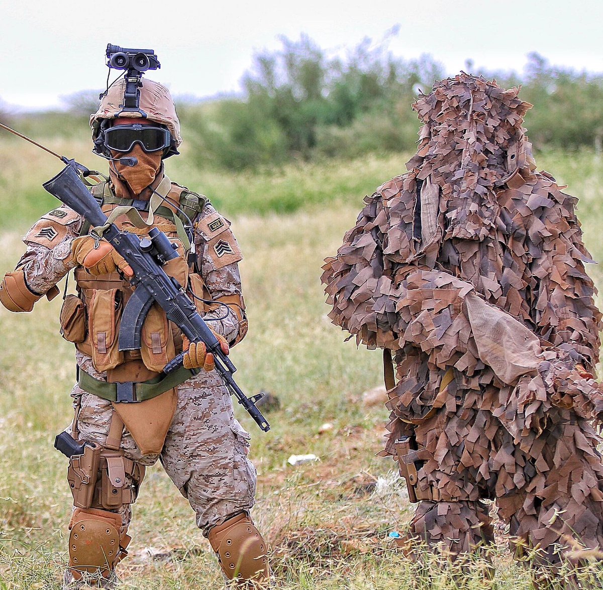 SMmiliitary's tweet image. جنودنا  الأبطال الأوفياء ، مبارك عليكم عيد الفطر
المبارك حيث تُكملون 10 سنوات من الوقوف على
ثغور وطننا الغالي، تدافعون عنه بكل شجاعة عالية
في الحد الجنوبي وبالداخل اليمني. 🇸🇦

كل عام و انتم بخير يا ابطال.