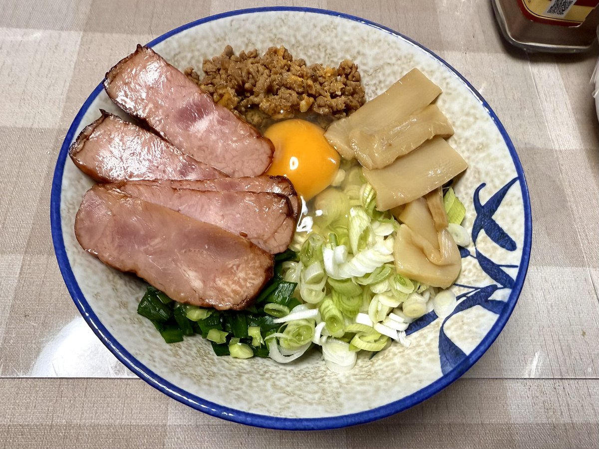 本日お昼は自家製油そば♪
ネギニラ肉味噌に、卵、メンマ、焼豚トッピングで🎵🥚🐷
隠し味に海老塩で🧂🦐
茗荷酢でさっぱり✨