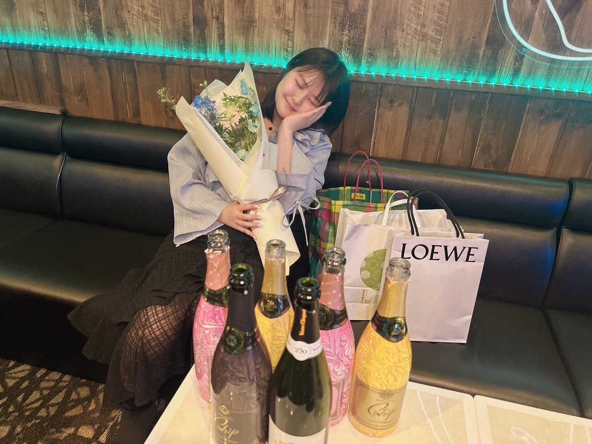 rika_attractive's tweet image. おはようございます☀️昨日はラストイベントありがとうございました😭✨みんな優しくて、最高の思い出になりました✨✨プレゼントやシャンパンもありがとう🎁🍾しあわせです！！！