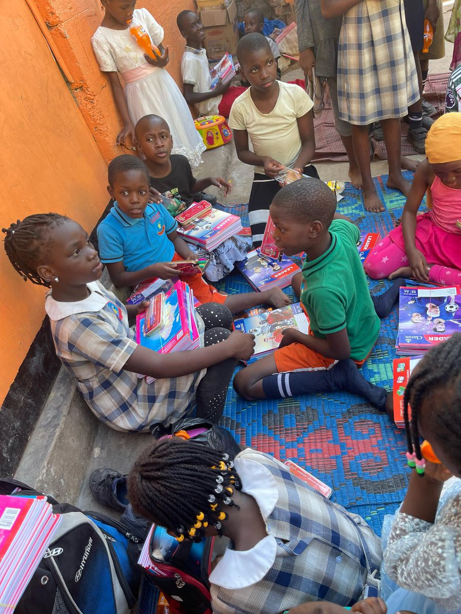 YkeeBenda's tweet photo. WHAT A SATURDAY 🤍

Below is my fans group visiting a small school in namuwongo , prayers, a nice meal and scholastic materials were shared….all this was organized without my me or my management….God bless you @Ykeeempire1 these are the things that matter my people 🤍

And then 1/2