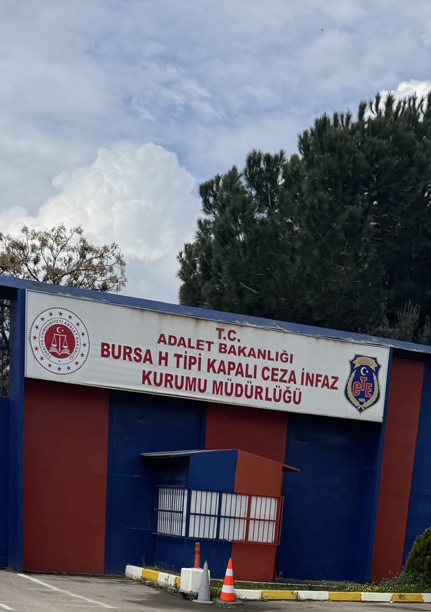 Gençlerin ailelerinin evine bayram gelmedi, sizin de evinize gelmesin. 

Kapı önleriniz çiçeklenmesin, #GencleriSerbestBırakın