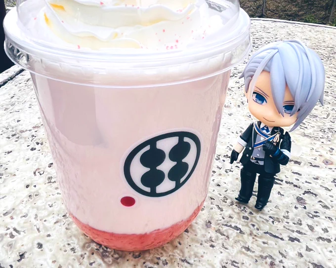 今日はお花見たりパンまつり開催してたのでいっぱい食べた〜3枚目は苺ちゃん宅のねんばくんと 
