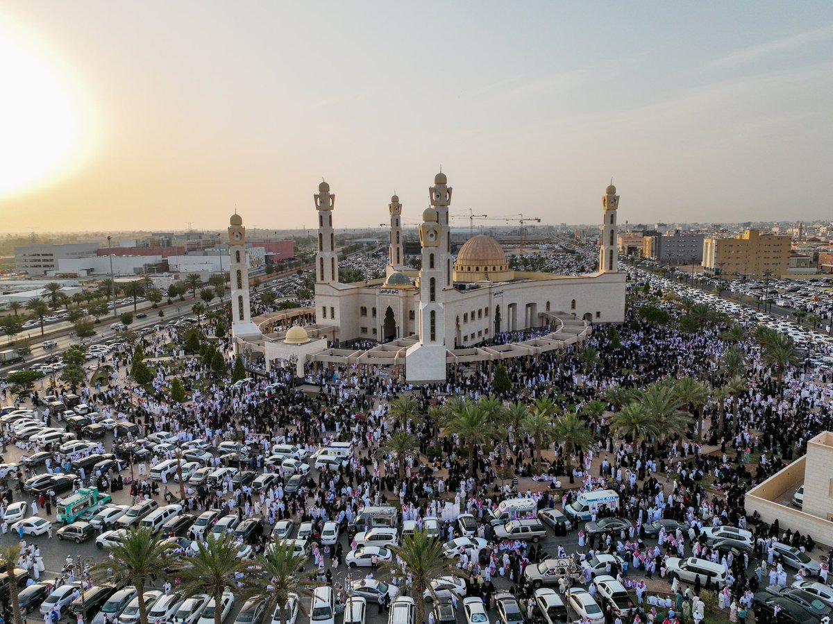 #صور 
لقطات جوية لجامع الوالدين في مدينة #تبوك خلال تأدية صلاة #عيد_الفطر  المبارك  

📸 تصوير : نواف بن خالد