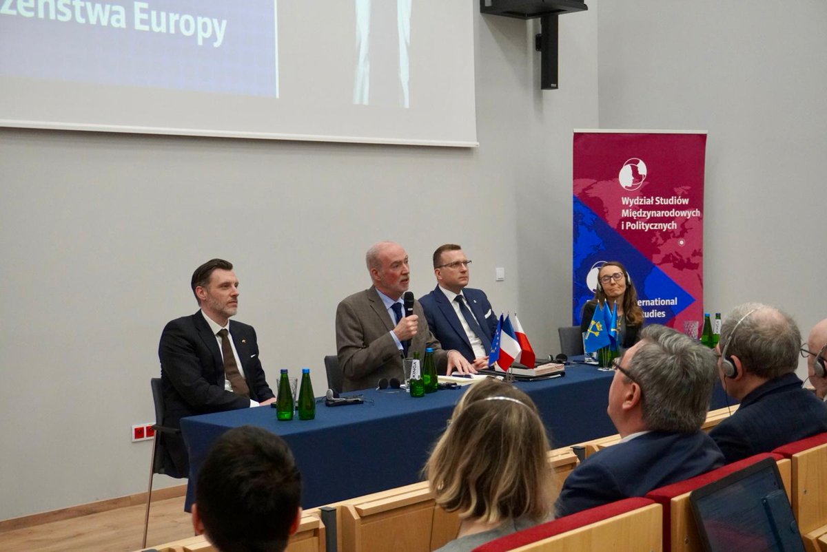 Après #Wroclaw, déplacement fructueux à #Cracovie pour donner une conférence aux étudiants de la prestigieuse université Jagellone <a href="/JagiellonskiUni/">Uniwersytet Jagielloński</a>. Merci au Recteur P. Jedynak et au Doyen P. Bajor pour leur accueil et au étudiants pour leur écoute.