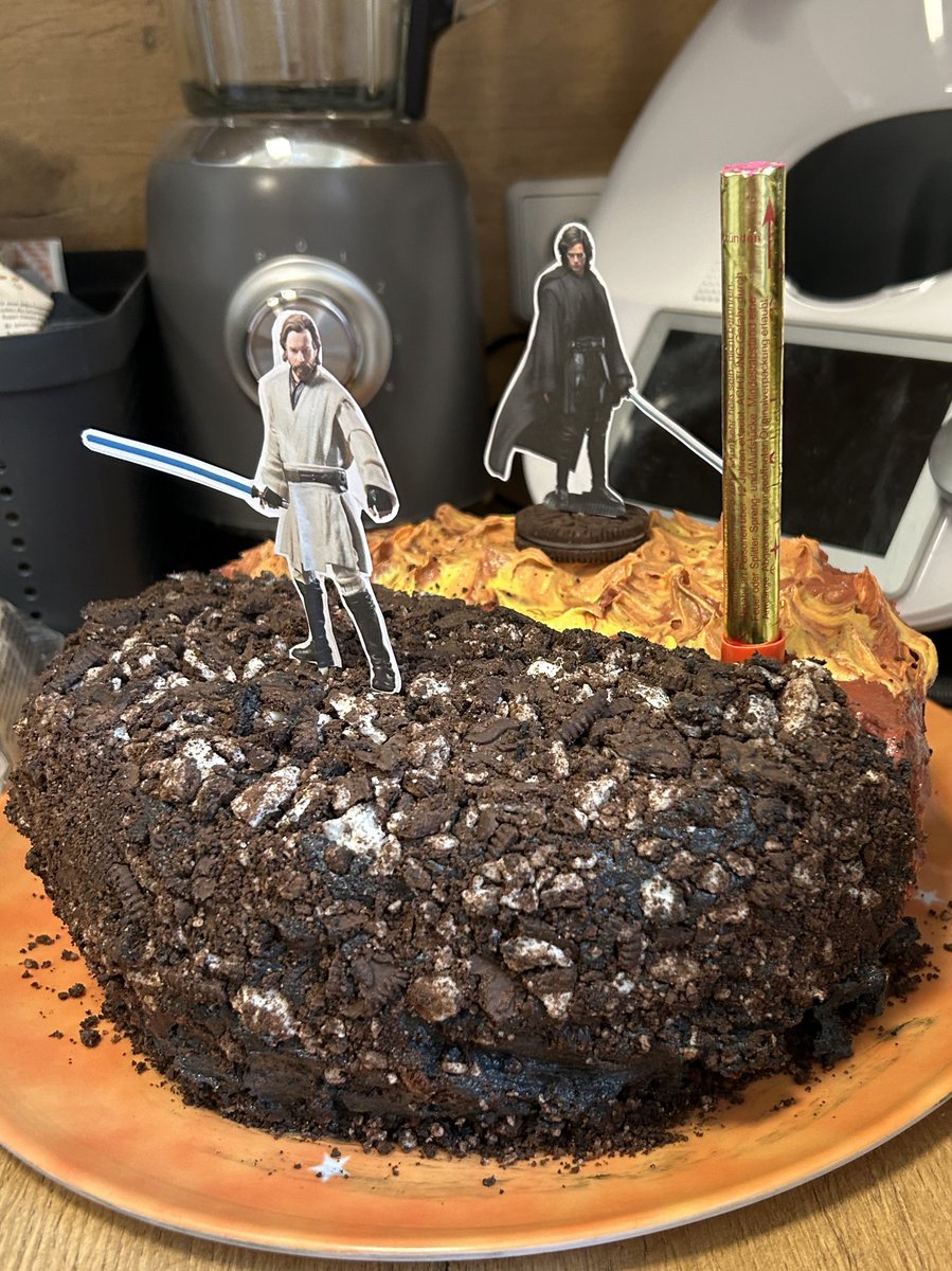 Vergessen zu posten, shoutout an <a href="/michelle0804_/">shelly :)</a>  für die krasseste Torte ever für mich als Star Wars glazer