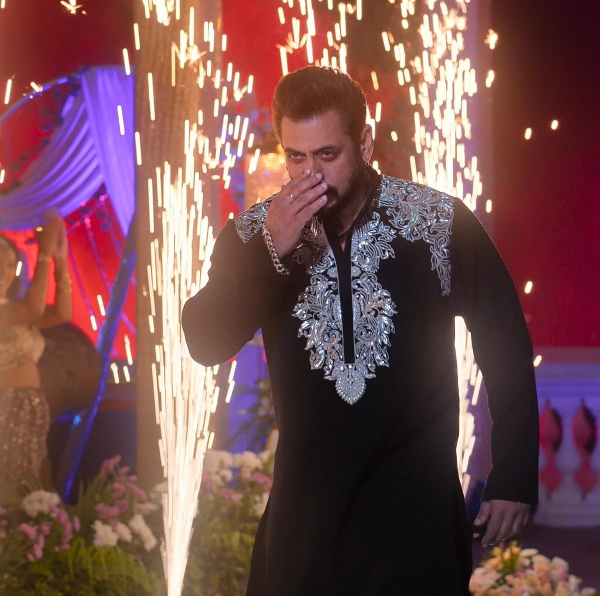 DrNimoYadav's tweet photo. Dear @BeingSalmanKhan, Thank you for bringing back the hero we grew up cheering for.

#Sikandar gave us everything—action, emotion, and your iconic aura.
We needed this. We felt this ❤️❤️❤️ https://t.co/KeMIIqoxYC