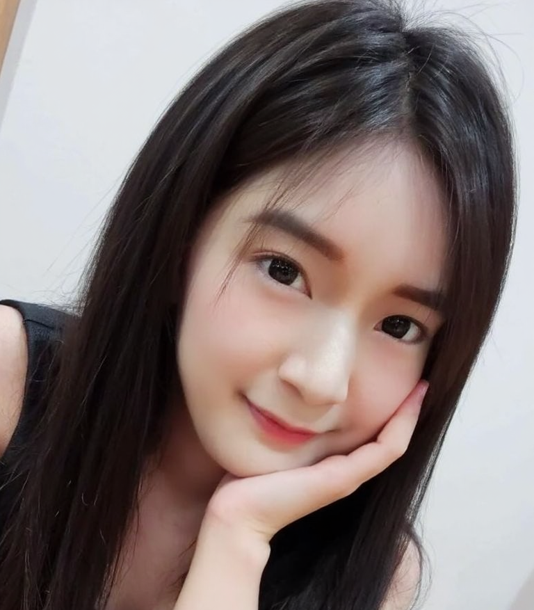 bububu375033's tweet photo. 下雨天，哪都去不了，只能待家裡
今天大家在家裡做什麼?
#雨天 #���天 #自拍 https://t.co/KzWhnka68T