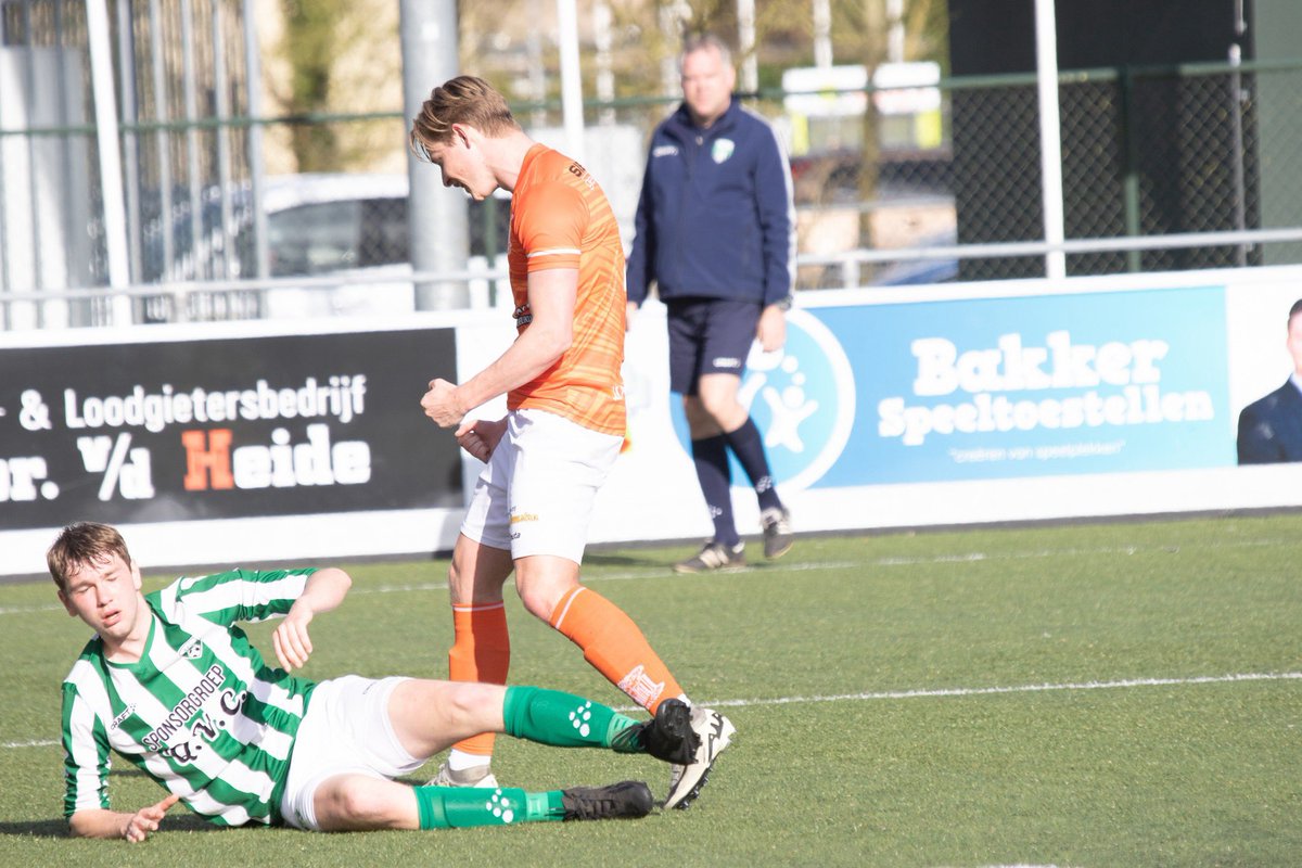 💯 SCB 1 deed gisteren goede zaken en wist in de eigen thuishaven VV QVC 1 met 3-0 aan de kant te zetten! De doelpuntenmakers waren Wessel Brouwer, Jisse en Hessel.

Het goede voorbeeld werd gegeven door SCB 2, dat VV Heeg 2 met liefst 5-0 overklaste! 🧡🤍

#FORZASCB #SCBerlikum