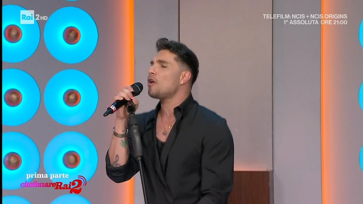 TeleVisionaro's tweet photo. È solo Fantasia 🎶
Marco Carta a #CitofonareRai2 https://t.co/J99hiFYdKu