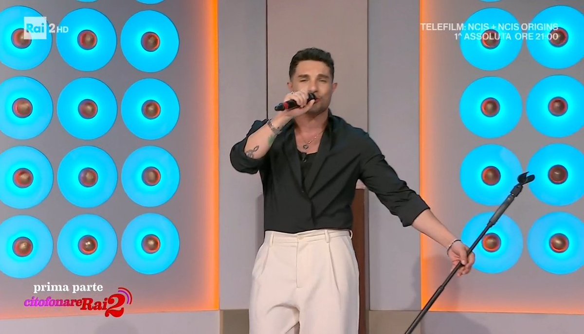 TeleVisionaro's tweet photo. È solo Fantasia 🎶
Marco Carta a #CitofonareRai2 https://t.co/J99hiFYdKu