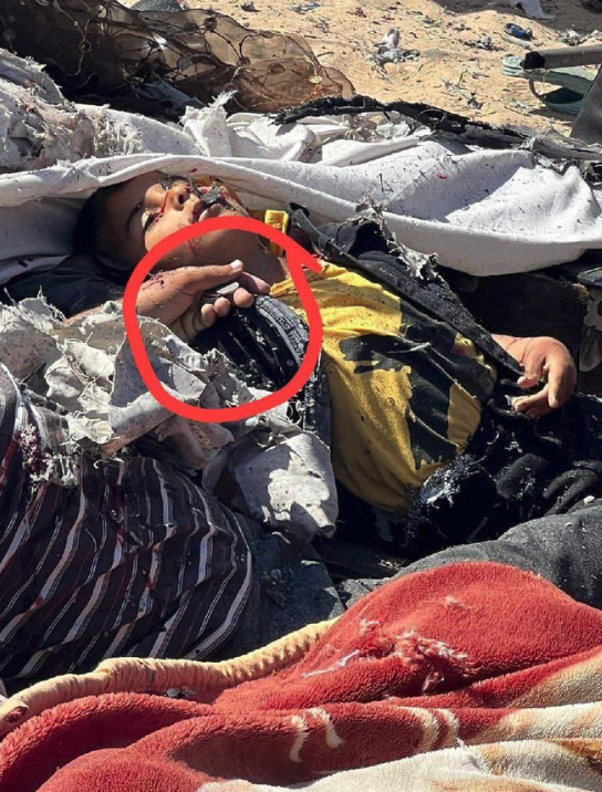 notkoncom's tweet photo. Bayram kıyafetleri giymiş Müslüman çocuklar... ve babaları onlara dağıtmak üzere bayram harçlığını elinde tutuyor. 

Kafirlerin bir çadırı bombalaması sonucu tüm aile hayatını kaybetti. https://t.co/H3Id4dYpxs