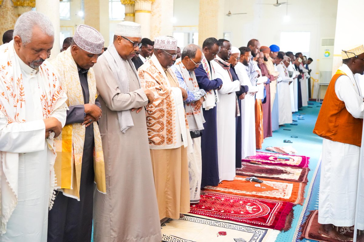 Madaxweynaha Jamhuuriyadda oo kumannaan shacab ah iyo qaar kamid ah masuuliyiinta dowladda salaadda ciidda kula oogay Masjidka Isbaheysiga Islaamka ayaa ugu hambalyeeyay dhammaan muslimiinta meel kasta oo ay joogaan, gaar ahaan Soomaalida Munaasabadda barakeysan ee Ciidul