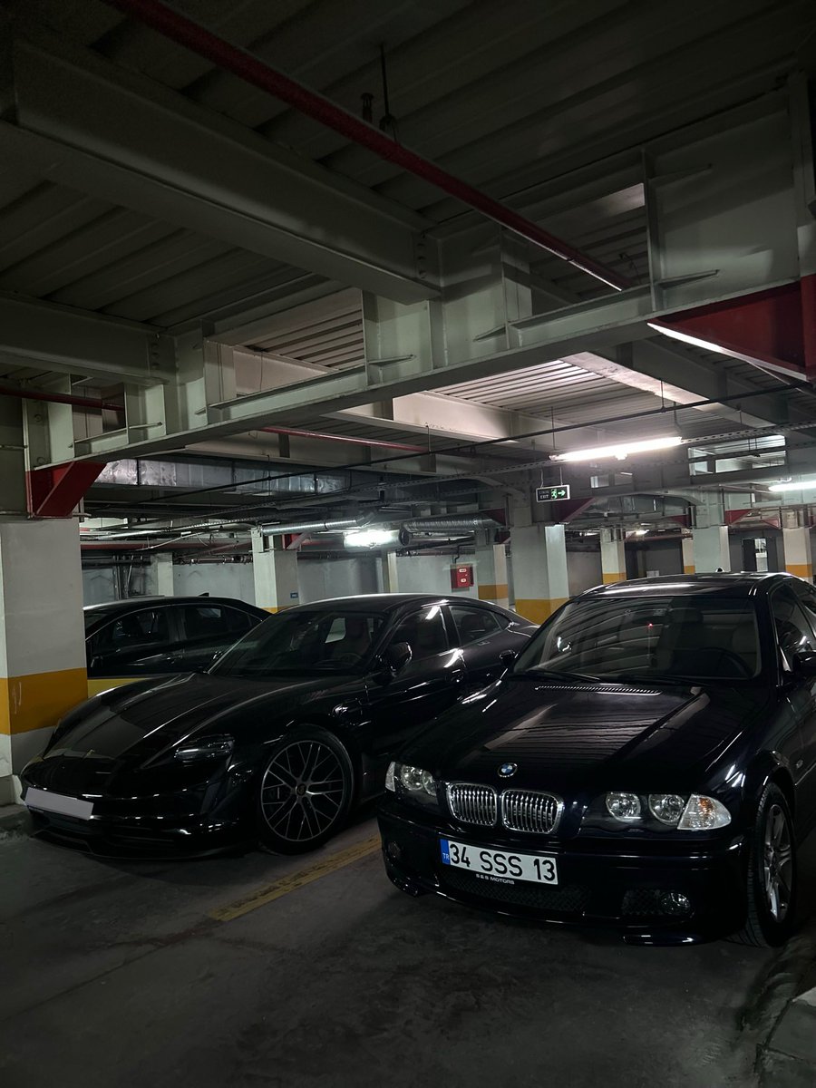 Bayram için Almanya’dan gelen kuzenin yanında bizim garibanlığın sırıtışı