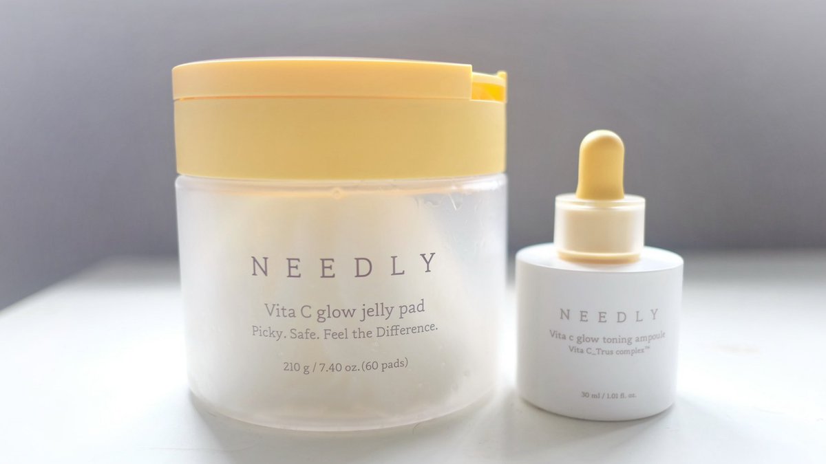 lemonmelonja's tweet image. NEEDLY คู่นี้ใช้แล้วผิวไบร์ท อิ่มน้ำเวอร์ ยิ่งเวลาใช้ตัวมาส์ก Toner pad สูตร vita C ก่อนแต่งหน้าแล้วผิวชุ่มชื้นดีมาก ตัวนี้ช่วยผลัดเซลล์ผิวให้กระจ่างใส แผ่นเนื้อตาข่ายเยลลี่ชุ่มฉ่ำมาก รูปทรงพอดีกับหน้า ใช้เสร็จทาตัวเซรั่มตาม เนื้อบางเบา ชุ่มชื้นสบายผิวสุดๆ ต้องลอง!
