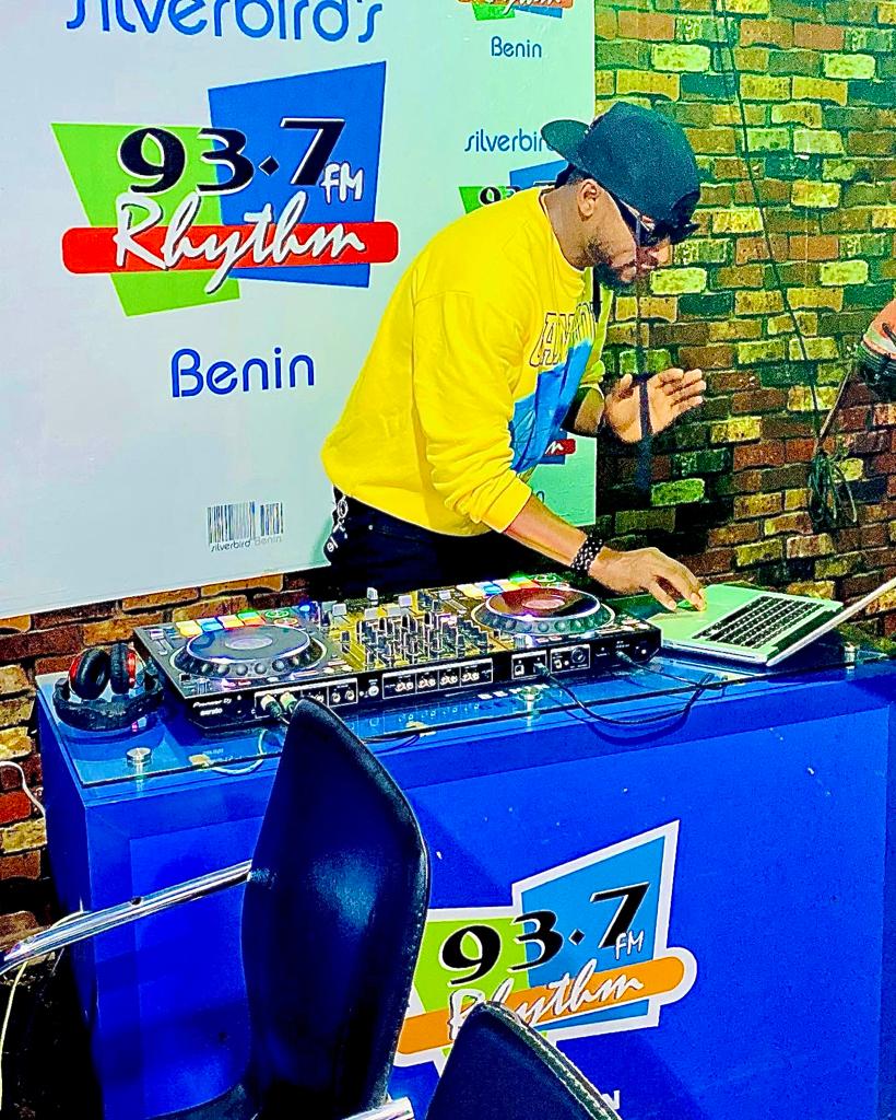 RhythmFMBenin's tweet image. Happy Eid Mubarak🥳❤
@djfxng is live guyz,Tune in Now‼️📡📻 
#SundayGroove #SundayAtTheRhythm 
#RadioDj #Radioshow #DjLiveMix #Edo
#BeninCity 

Davido ASHLEY ASHLEY Bayo Onanuga 
Where is Wike Ahmed Musa Fulani Deborah 
#MothersDay Uromi