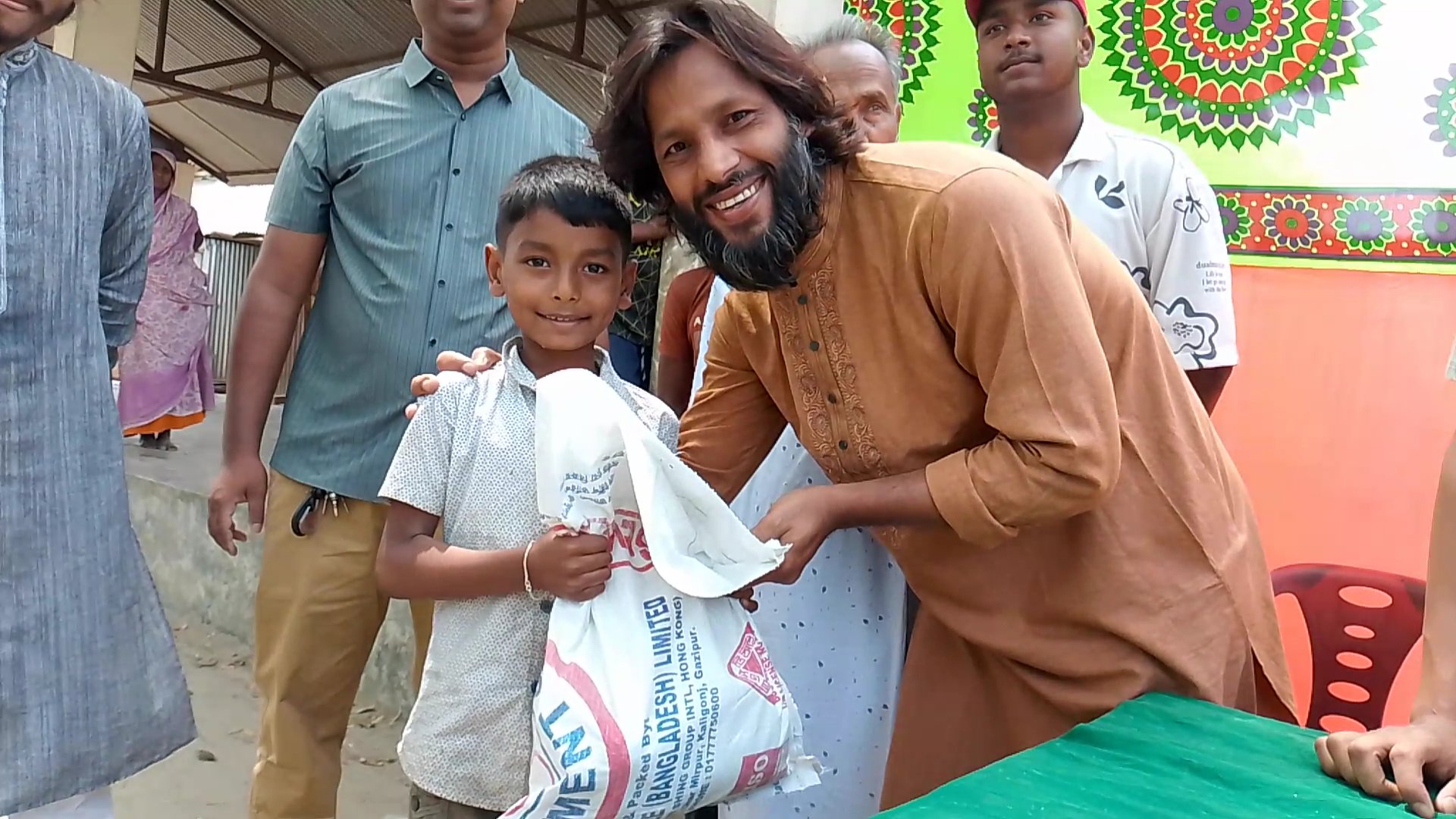 কিশোরগঞ্জের হোসেনপুরে শিকড় ক্লাবের ঈদ সামগ্রী বিতরণ