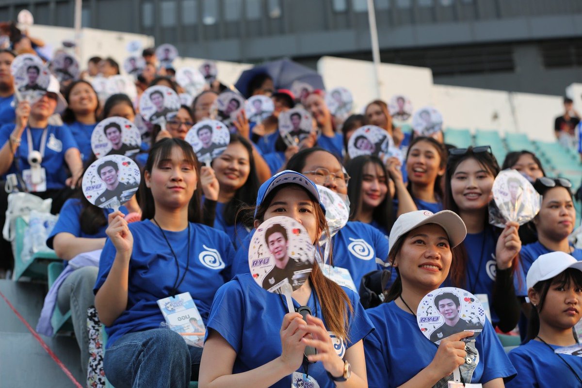 Ryu__Power's tweet photo. ขอบคุณทุกคนที่มารวมพลังกันบนสแตนของ “ริว วชิรวิชญ์” นะครับ! พลังงาน ความรัก และเสียงเชียร์ของทุกคนคือที่สุดจริงๆ เจอกันปีหน้า 💙⚽️

#TEAMRYU https://t.co/zoG4tl0CBp