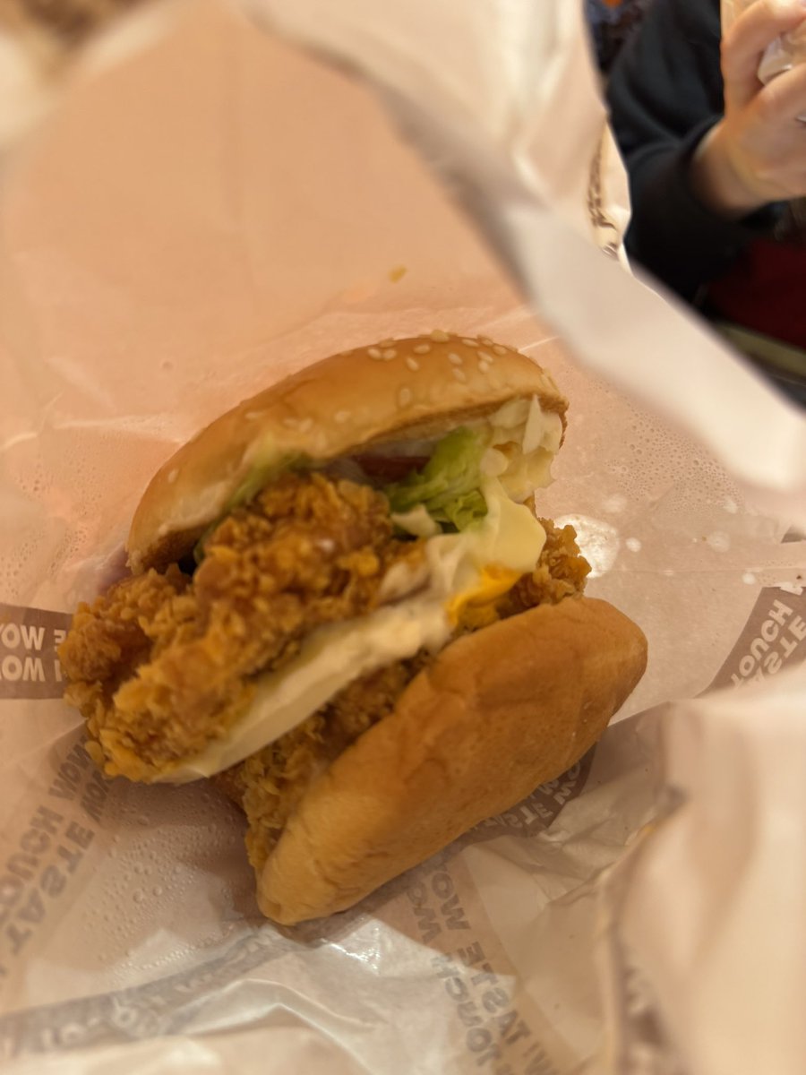 ryururu1203's tweet photo. 渋谷の韓国ハンバーガー🇰🇷🍔
前から気になってたから来れて嬉しいけど、注文してから受け取るまでに30分はかかったね😙
#日常垢　#日常垢さんと繋がりたい https://t.co/ICz3xVthLb