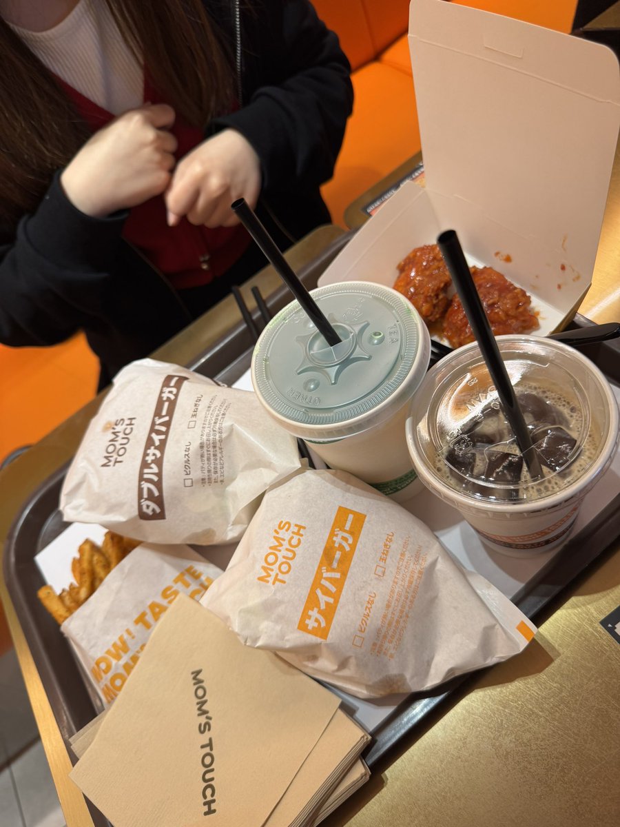 ryururu1203's tweet photo. 渋谷の韓国ハンバーガー🇰🇷🍔
前から気になってたから来れて嬉しいけど、注文してから受け取るまでに30分はかかったね😙
#日常垢　#日常垢さんと繋がりたい https://t.co/ICz3xVthLb