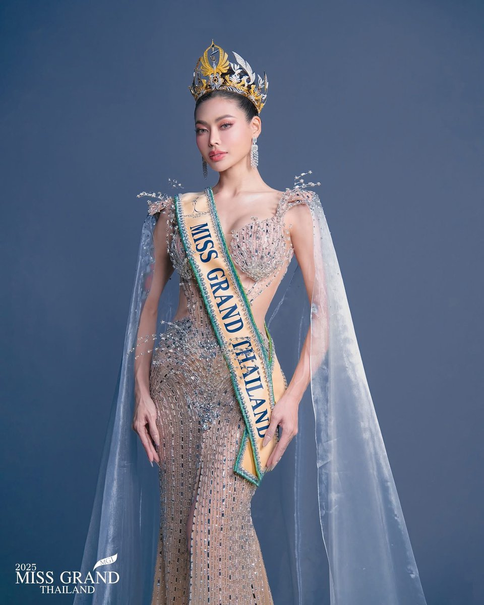 MissGrandTH's tweet photo. Official portrait | “กชเบล ศรัณย์รัชต์ เผือกพิพัฒน์“ Miss Grand Thailand คนที่ 13 ของประเทศไทย และเป็นผู้คว้าชัยชนะคนที่ 3 จาก มิสแกรนด์ภูเก็ต ด้วยการ Back to Back ครั้งแรกในประวัติศาสตร์ MGT 👑

#MGT2025AStarIsBorn 
.
#MissGrandSoftPowerOfThailand
#MissGrandThailand
#MissGrandThailand2025
#WeAreGRANDthe1andOnly
#เวทีอันดับ1ของประเทศไทย 
#มิสแกรนด์เวทีเพื่อประชาธิปไตย
#นับจากนี้ทุกพื้นที่มีแต่แกรนด์