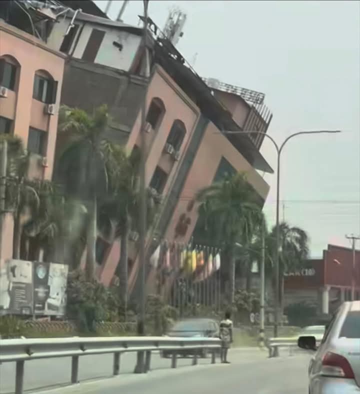 KimCera131's tweet photo. 7.7 magnitude earthquake struck Myanmar on 28.3.25. Many people are trapping in their building right now. Our present government only pay attention to the civil war.
#HelpMyanmarNow 
#earthquakemyanmar https://t.co/4KvzUSpNSJ