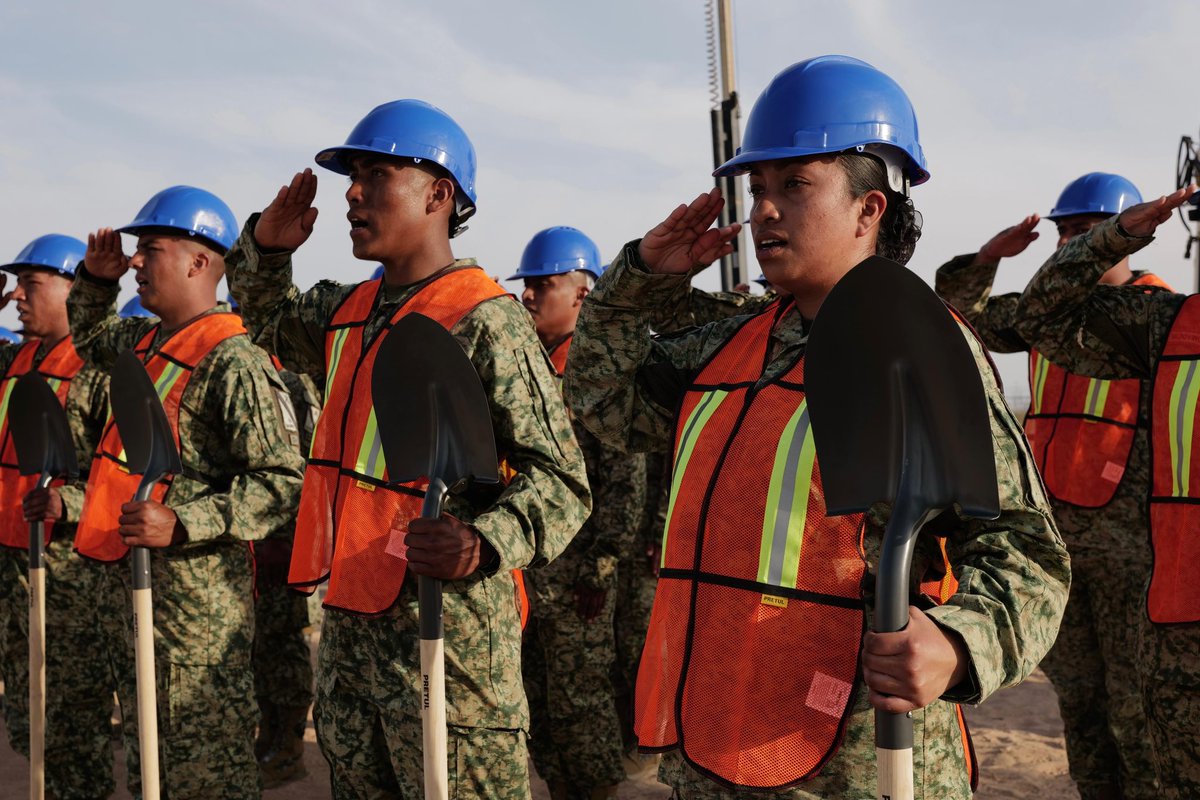Con la presidenta <a href="/Claudiashein/">Claudia Sheinbaum Pardo</a> y el gobernador de Sonora, <a href="/AlfonsoDurazo/">Alfonso Durazo</a>, dimos inicio a la construcción del nuevo Hospital General de Zona de <a href="/Tu_IMSS/">IMSS </a> en San Luis Río Colorado. 🏥

👷 Esta obra es una de las siete que construiremos en conjunto con <a href="/Defensamx1/">@Defensamx</a>, contará con 120