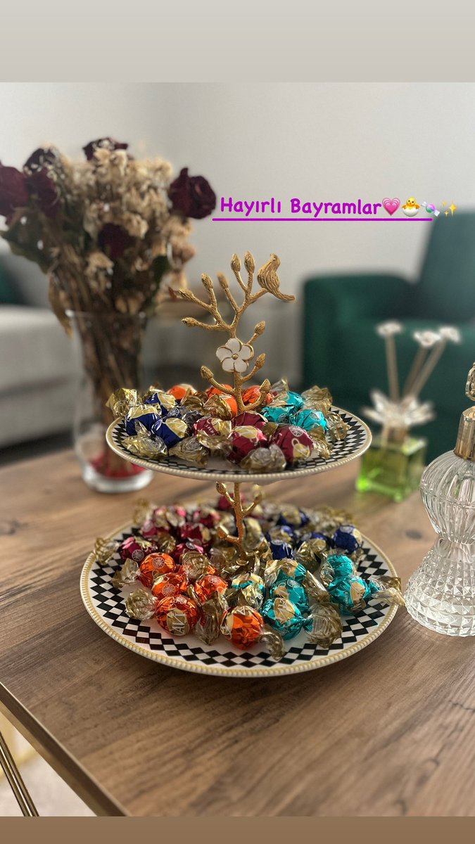 xhesapalmstm's tweet image. Sokaklarda kargaşanın değil, ışıklı bayram sofraların olduğu, tomaların değil, çocukların özgürce koşup oynadığı, herkesin birbirine çiçek ve şeker verdiği bayramların gelmesi dileği ile...🙏
Ramazan Bayramımız tüm İslam alemine mübarek olsun.
#MutluBayramlar 🍬