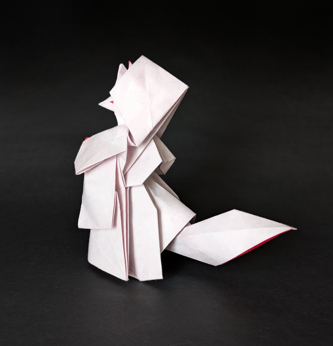 狐の嫁入り -花嫁-
創作 勝田恭平さん
『勝田恭平折り紙作品集2』

綿帽子とか着物をふわっとした感じにするのが大変だった。

#狐の嫁入り #花嫁 #折り紙