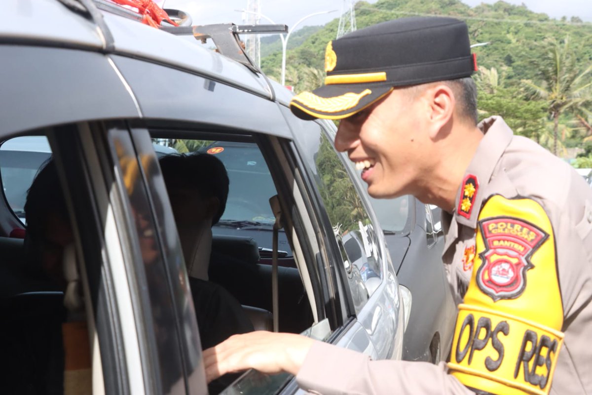 Kapolres Cilegon memberikan snack kepada pemudik di Pelabuhan Merak Kota Cilegon.