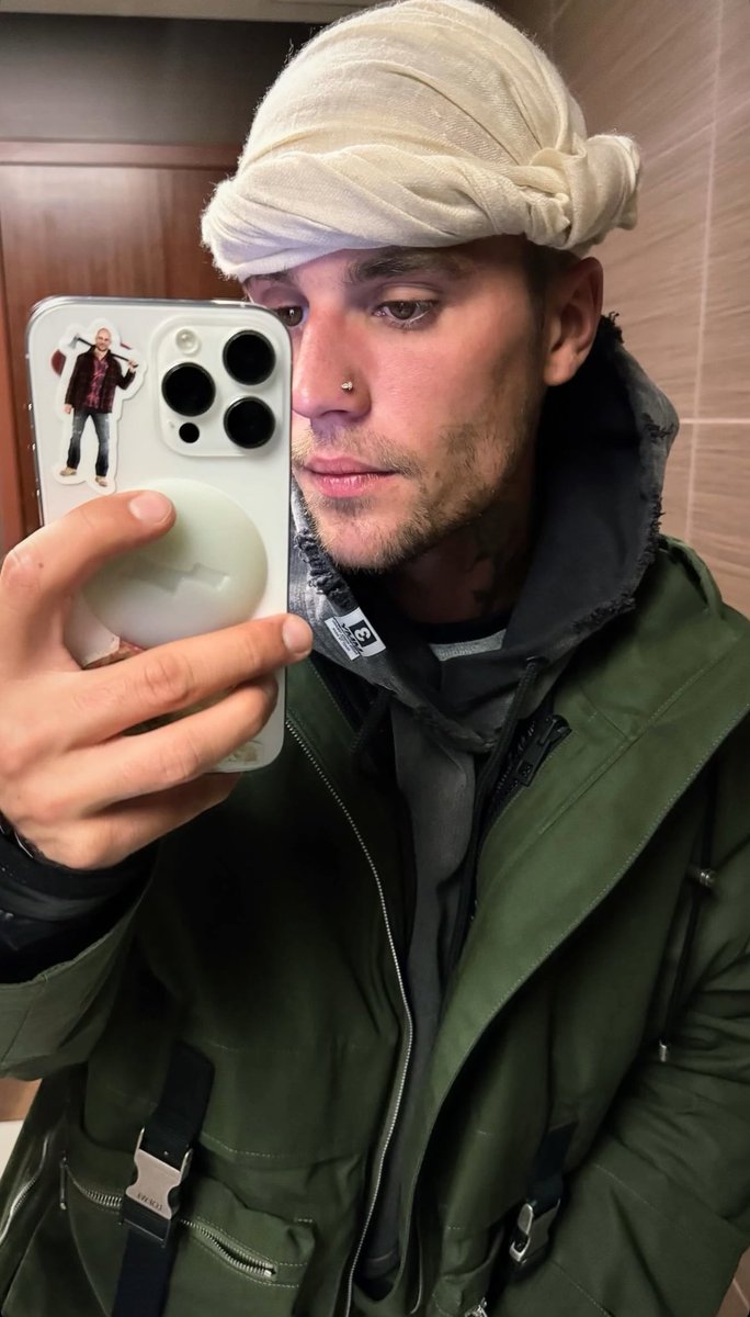 Justin Bieber shares a new selfie in Instagram Story.