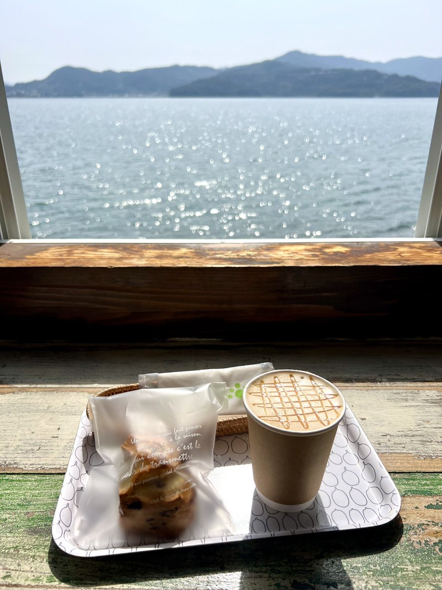 海のそばにあるカフェ
春になったら来たいと思ってた