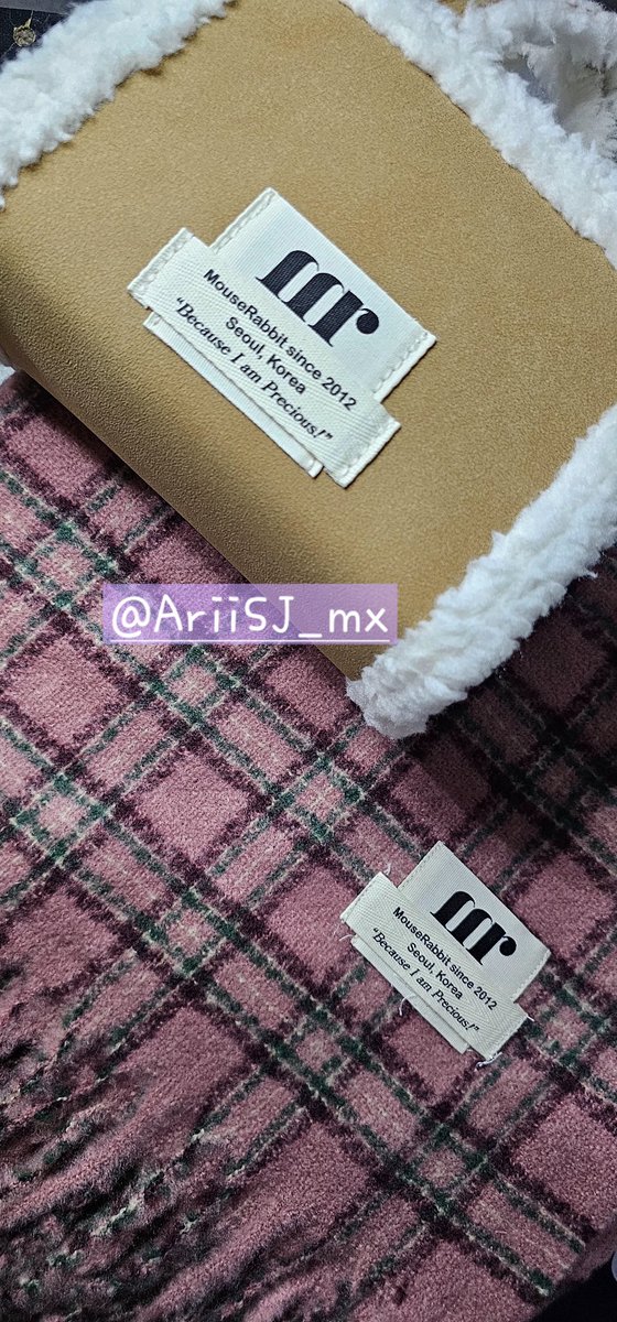 AriiSJ_mx's tweet photo. ¡Me llegó mi pedido de #MouseRabbit !💙
Hace tanto que deseaba tener algo de #Mobbit y llegó el día, soy inmensamente feliz 🥰
Amo que la bufanda está super suavecita, la bolsa es peque y muy cute. Podré presumir que tengo un 👜 idéntico al de Ye
@shfly3424 te quiero tanto 💖 https://t.co/af5DJpV7KE