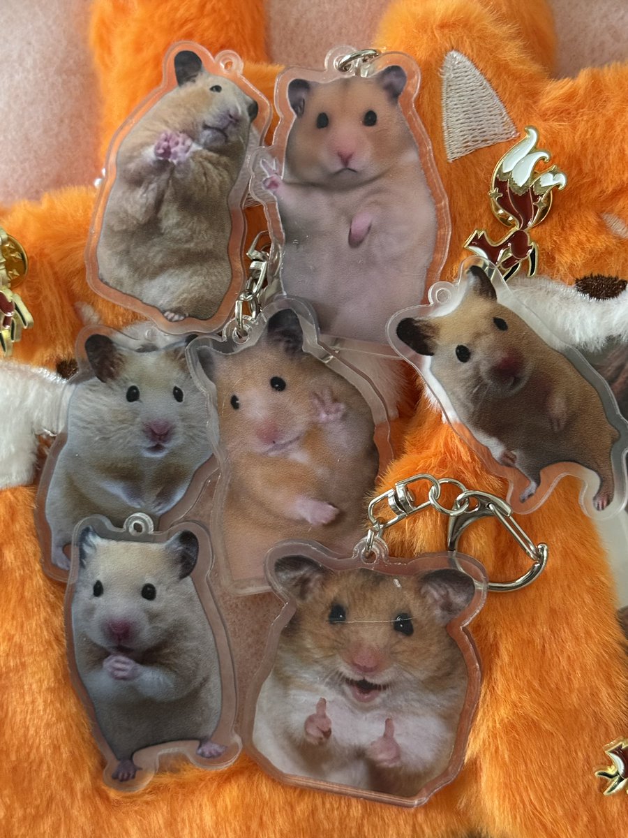 🌸인피니트 콘서트 LIMITED EDITION 앙콘 나눔🌸

🦊여우 포카홀더 / 여우 뱃지 / 햄찌 키링🐹
날짜 - 4월 12일 토요일 첫콘
시간 - 3시 이후
수량 - 각 10개 / 총 30개 (랜덤)
착장 - 당일 타래 공개

🍀(나눔 받으러 다니고 있을,,,) 저를 발견하면 게시물을 보여주세요🍀