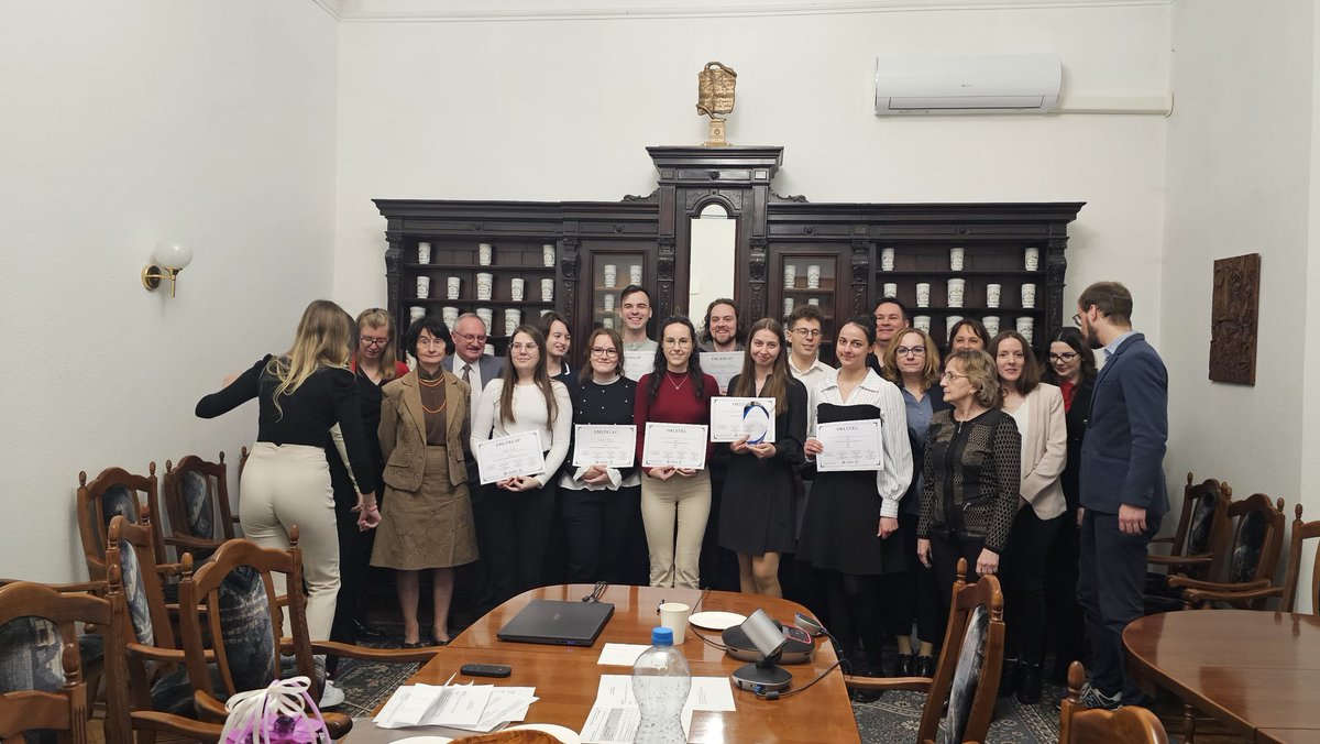 DrFangSimon's tweet photo. Az Év Gyógyszerészhallgatója Versenyen idén a nem specifikus derékfájás gyógyszerészi gondozása állt. Nagyon jo hangulatban 9 fiatal hallgató mutatta be szakszerű, jó tudását. Köszönöm hogy egy kicsit én is része lehettem a kihívásuknak (beteget játszó színészként) 🇭🇺😊💊 https://t.co/OP3eLceUPf