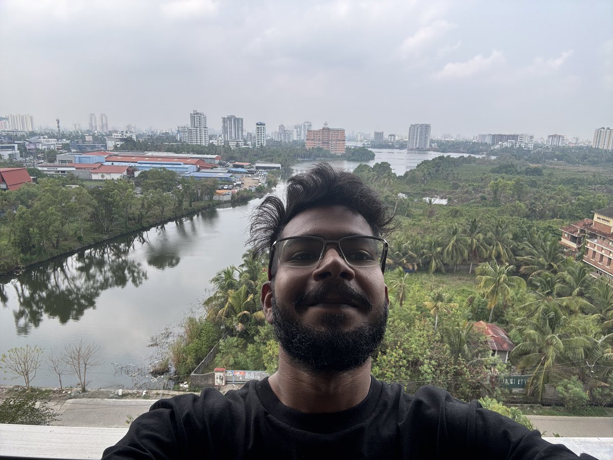 yoayush's tweet photo. India tour ends today. 
can’t wait to sit on my desk and change the world, one key stroke at a time.

love you all the aspiring @solana_devs and humans who I met in the tour ♥️ https://t.co/SDBE0bZwYW