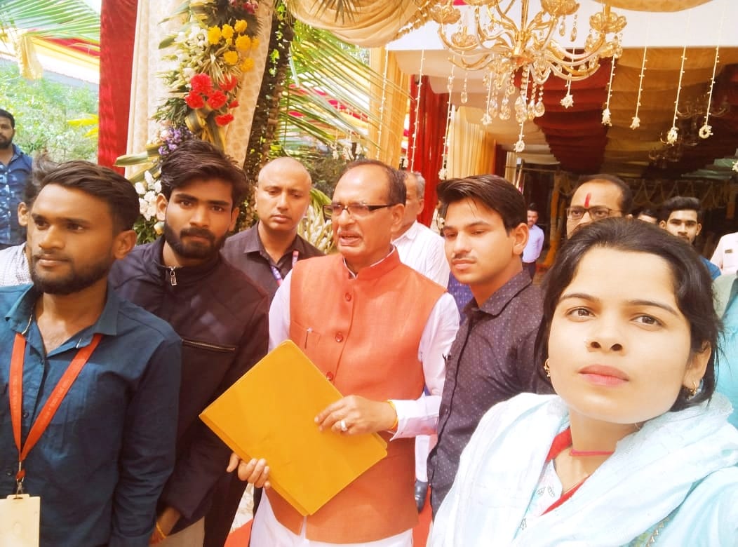 रोज़गार तों दिये नहीं अब नाम बदल रहे 
नकारा मोहन सरकार
CM की कुर्सी पर आते ही 10'000 जनसेवा मित्रों को बेरोजगार कर दिया|
#जनसेवा_मित्रो_को_बहाल_करो <a href="/VijayRevnath/">Vijay Revnath Choure</a> <a href="/shailendrapinc/">Shailendra Patel</a> <a href="/umag/">umag</a> <a href="/jitupatwari/">Jitendra (Jitu) Patwari</a> <a href="/ABPNews/">ABP News</a> <a href="/DrMohanYadav51/">Dr Mohan Yadav</a>