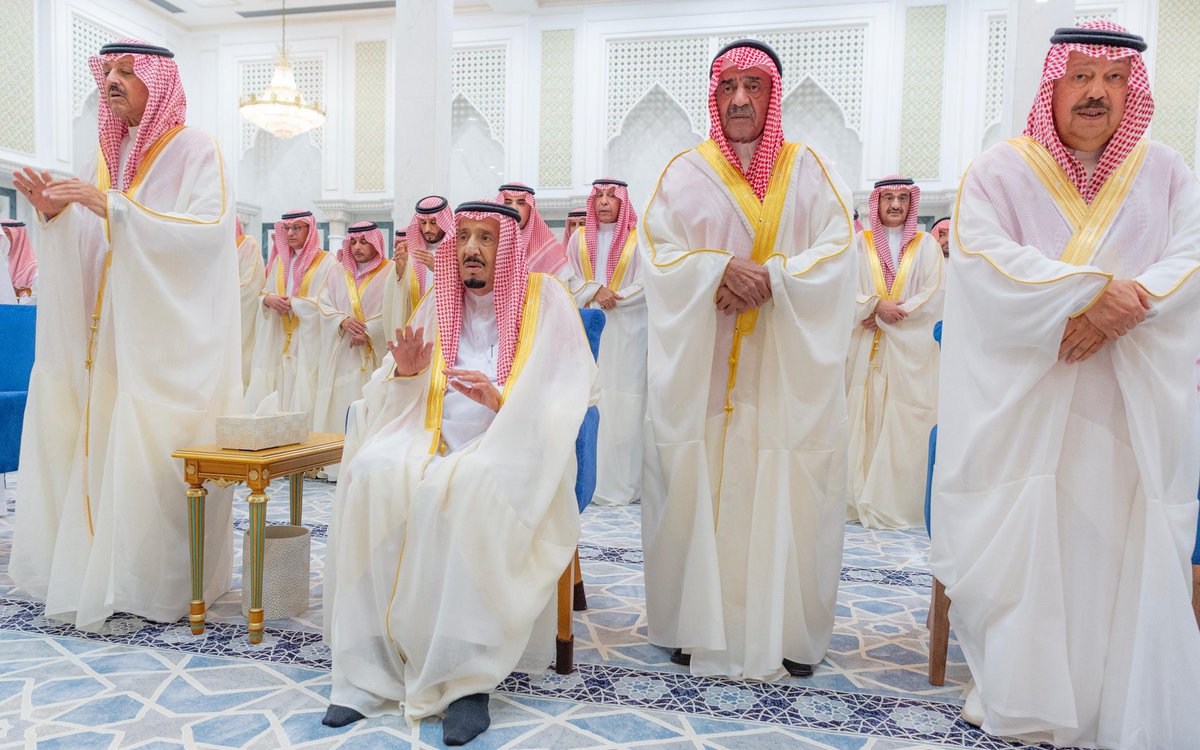 مولاي #خادم_الحرمين_الشريفين يؤدي
صلاة #عيد_الفطر في قصر السلام بجدة .

• يا حيّ ذا الشوف 🤍