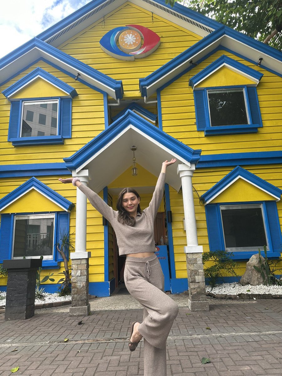 Welcome back to the outside world, our Independent Tis-Ice Princess of San Juan! ❄️

Check out this snap of her posing in front of the #PBBCelebrityCollabEdition house.

#AshleyOrtega