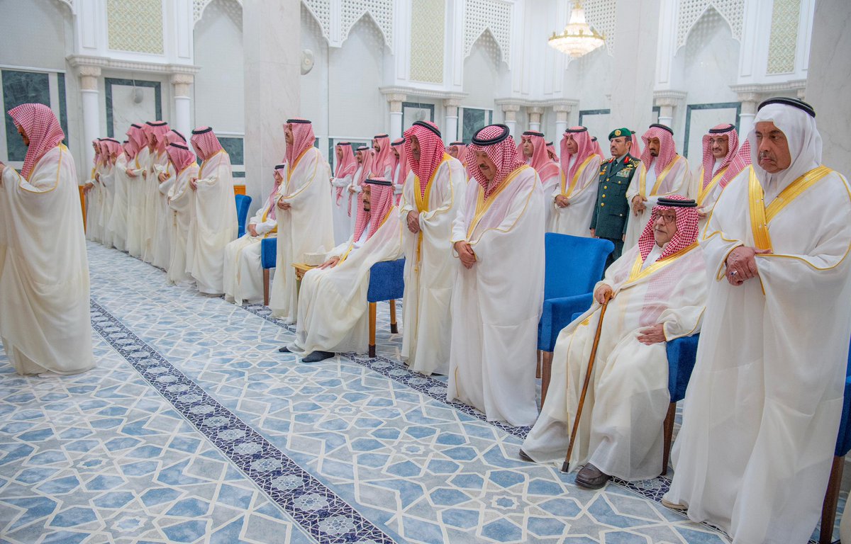 سيدي #خادم_الحرمين_الشريفين يؤدي صلاة #عيد_الفطر في قصر السلام بجدة.