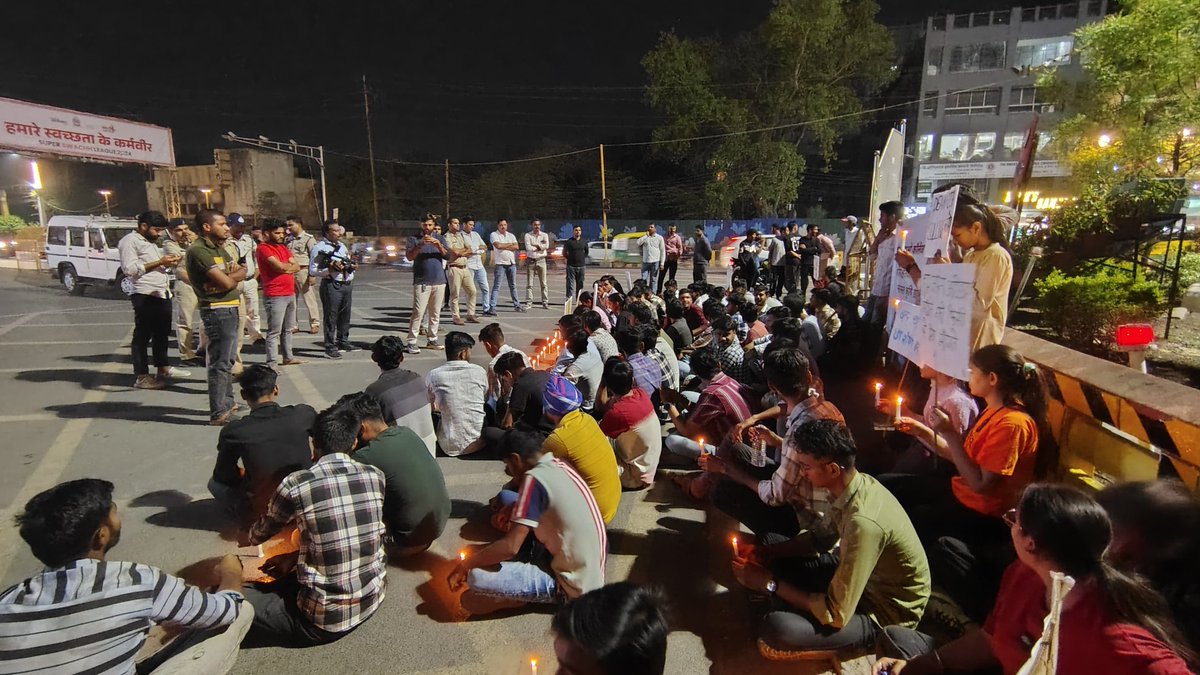 कृषि महाविद्याल इंदौर में आंदोलन 10 वे दिन भी जारी है।
कुलपति कृषि विश्वविद्यालय ग्वालियर को सद्बुद्धि के लिए कल शाम कृषि महाविद्यालय से बापू की प्रतिमा ( रीगल चौराहा ) तक छात्र छात्राओं द्वारा कैंडल मार्च निकाला गया, बच्चियों ने बापू को अपनी पीड़ा सुनाई और बापू की प्रतिमा में