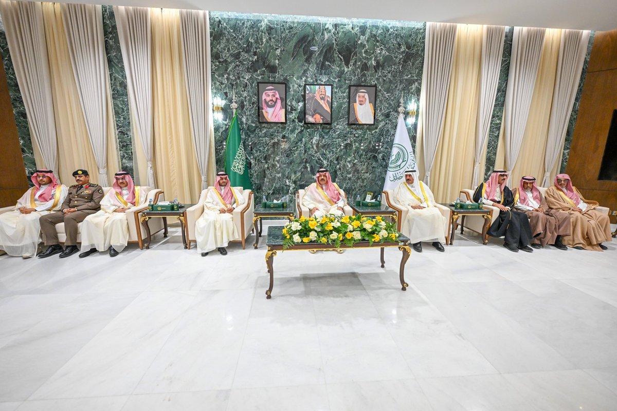 سمو #أمير_منطقة_حائل وبحضور سمو #نائب_أمير_منطقة_حائل وسعادة وكيل الإمارة يستقبل بديوان الإمارة جموع المهنئين من المسؤولين والأهالي بمناسبة #عيد_الفطر المبارك لعام 1446هـ ويبادلهم سموه مشاعرهم الصادقة بالعيد السعيد.