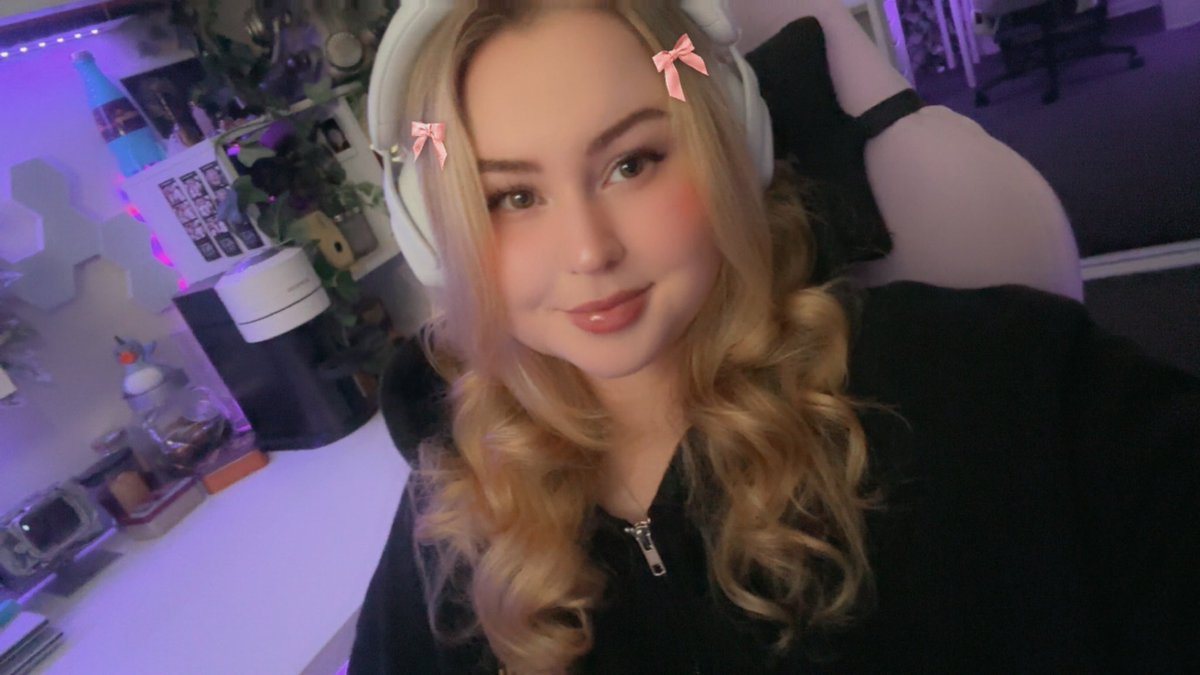 MoonlitCharlie's tweet image. Cosy Sunday fallout tome! 

Twitch.tv/moonlitcharlie