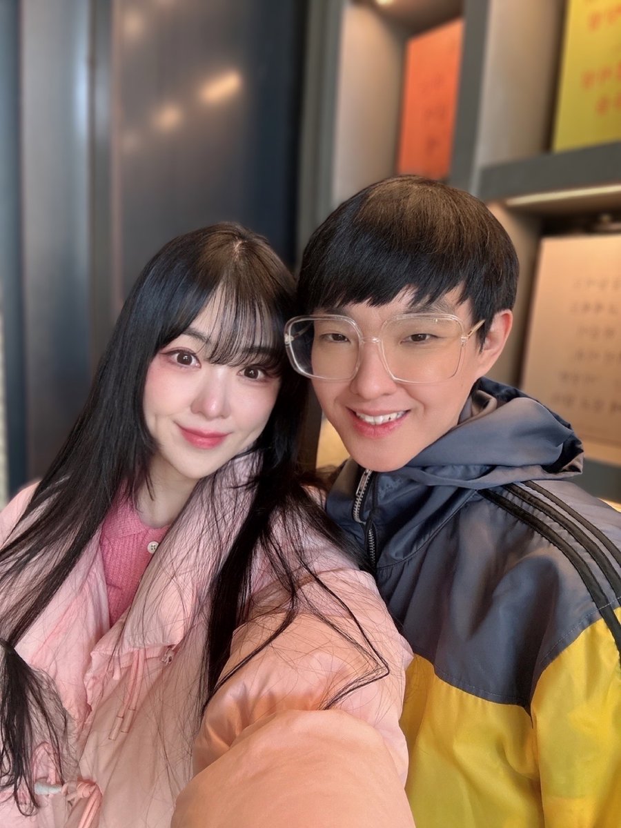 컬러 웨이브 1집  "너의 어젠, 나의 오늘"을 함께 작업한 작사가 소예와 오랜만에 만났습니다. 과거 시드 사운드라는 팀에서 활동하기도 해서 아시는 분도 있으실거 같네요. 언제봐도 편안하고 좋은 친구라고 해줘서 고마울 따름입니다. 언젠가는 또 같이 작업하자는 (기약없는) 약속도 했습니다.