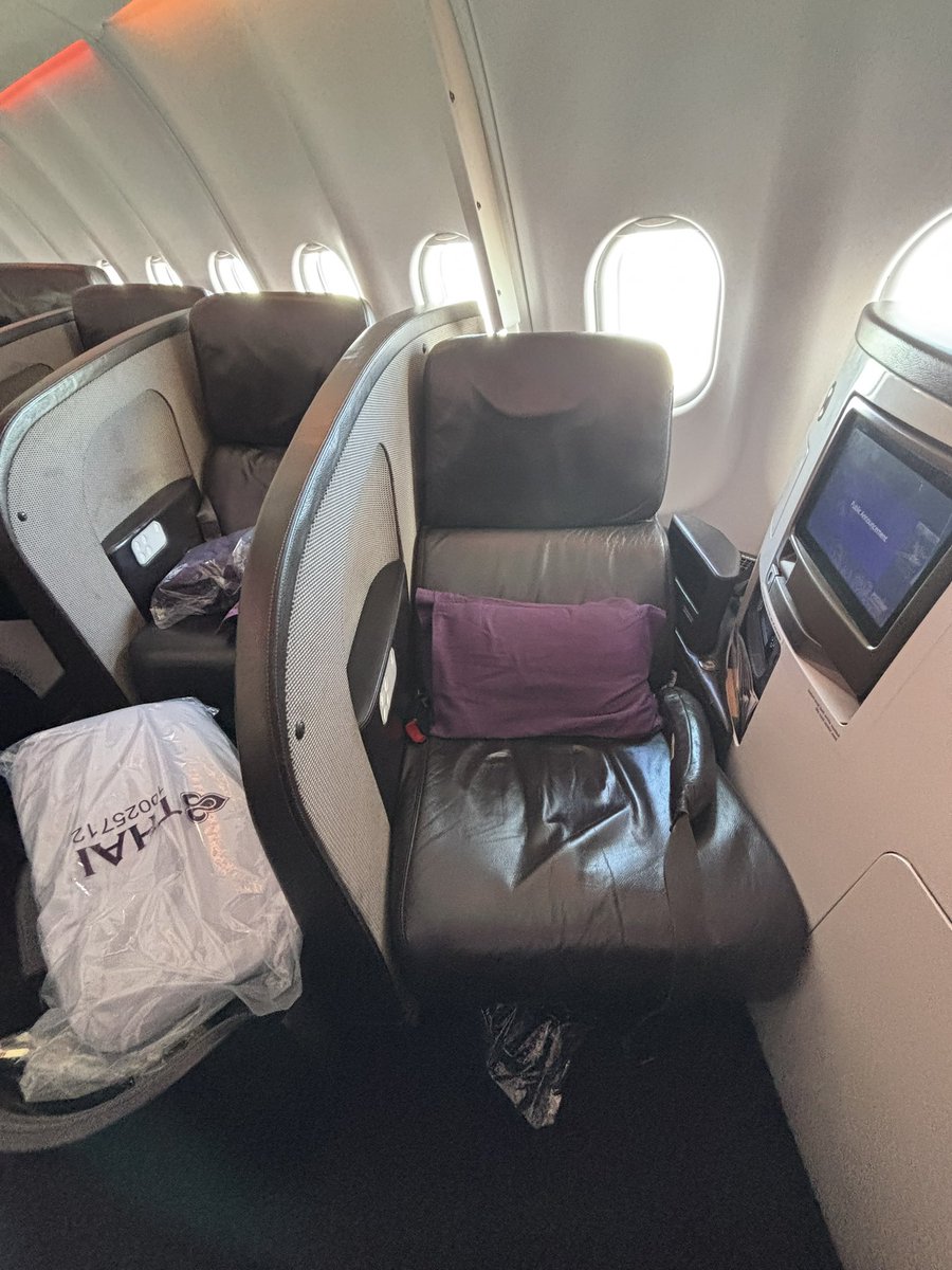 mayankaushik22's tweet photo. @ThaiAirways you are cheating your business class passengers. Congested seats, sitting diagonally to direction of flying, seats reclining only 120 while sitting, very limited aisle space, window seats with windows on back, and NO PRIVACY. Pathetic !! Never Again. @staralliance https://t.co/8uR0o1r3Va
