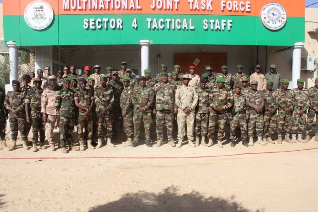 aboubacarybarma's tweet photo. Initiée en 1994, La FMM (#MNJTF), état-major à #Ndjaména, a été lancée sous l’égide de la #CBLT e
avec l’aval #UA, en 2014 et opérationnelle en 2015 avec #Nigeria, #Tchad, et #Cameroun (#Bénin observateur), pour lutter contre #Boko_Haram, #ISWAP, dans le bassin du #LacTchad https://t.co/TRpGo05FNx