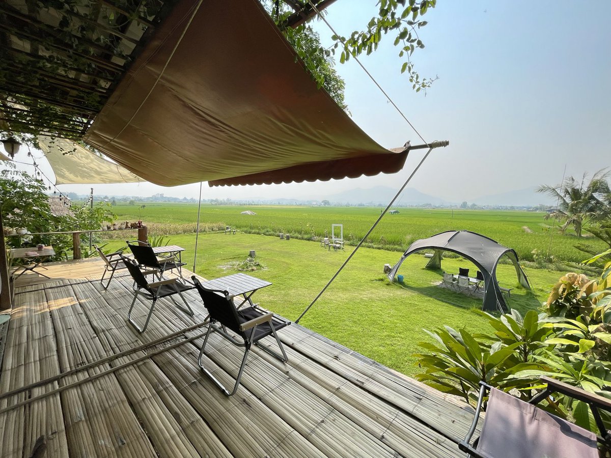 gin100_Official's tweet photo. —— ⛺️Blessing Camp
ร้านกาแฟเล็กๆริมคันนา ตัวร้านอยู่บนเนิน มองเห็นทุ่งนาจากข้างบน เครื่องดื่ม 40 มีข้าวขายด้วย เขาเปิดมาสักพักใหญ่ มาช่วงนี้ร้อน&amp;ฝุ่น คนเลยค่อนข้างน้อย แต่จะดีตรงที่สงบและเหลือที่ให้จอดรถให้ #อร่อยเชียงใหม่ #คาเฟ่เชียงใหม่ https://t.co/xTpAy8WUCk