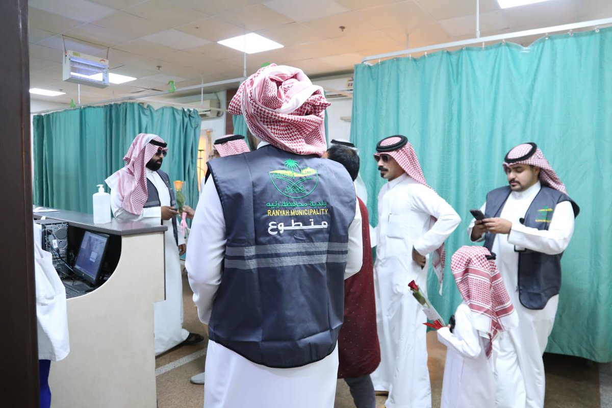 R_Municipality's tweet photo. #بلدية_رنية |🎉

نفذت بلدية رنية مبادرة تطوعية ضمن برنامج  المشاركة المجتمعية لمعايدة المرضى المنومين بمستشفى رنية العام وتهنئتهم بحلول عيد الفطر المبارك، متمنين لهم الشفاء العاجل 

#عيد_الفطر_المبارك https://t.co/VJd1ENPBwy
